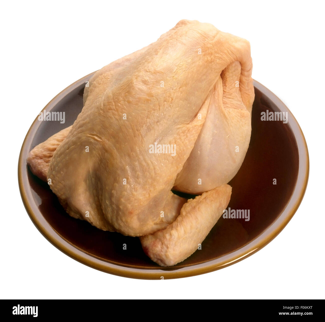 Rohem Hühnerfleisch auf Platte isoliert auf weißem Hintergrund Stockfoto