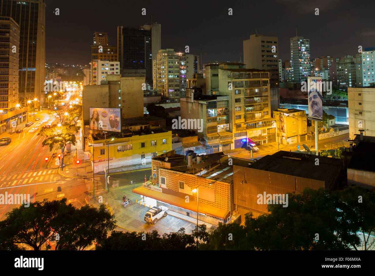 Panoramablick von Caracas, Venezuela, in der Nacht mit einer Plakatwand anzeigen Maduro, der neue Präsident von Venezuela im Jahr 2015. Stockfoto
