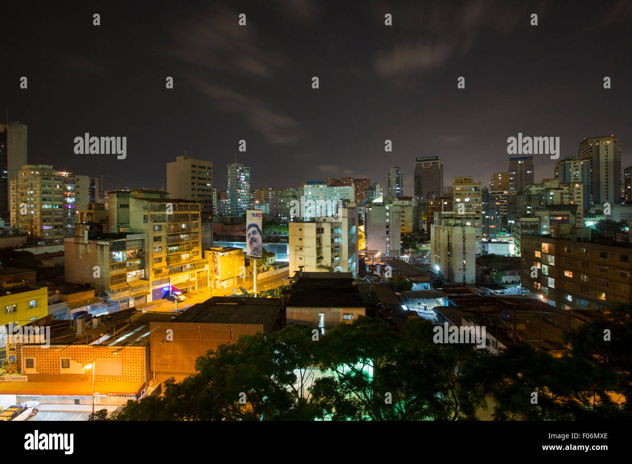 Panoramablick von Caracas, Venezuela, in der Nacht mit einer Plakatwand anzeigen Maduro, der neue Präsident von Venezuela im Jahr 2015. Stockfoto