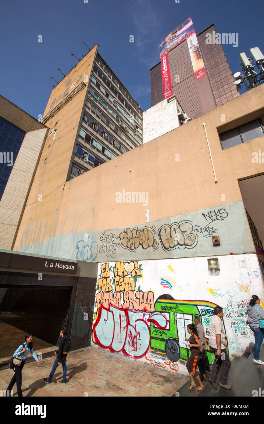 Nicht identifizierte Personen ein-und Aussteigen aus La Hoyada u-Bahnstation in Caracas. Hochhäuser und blauer Himmel im Hintergrund. Stockfoto