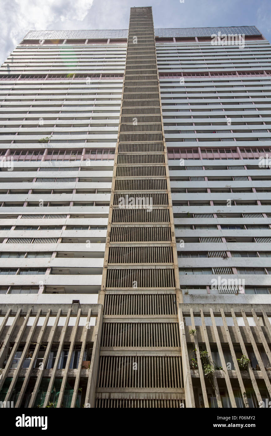 Alte massive Wohnhaus in der Innenstadt mit Maler bei der Arbeit mit hängenden Seile in Caracas Mitte. Venezuela-2015. Stockfoto