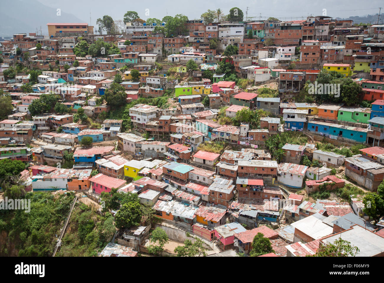 Kleine bunte Holzhäuser im Armenviertel in Caracas. Sie bedecken die Hügel rund um Caracas und es ist gefährlich Stockfoto