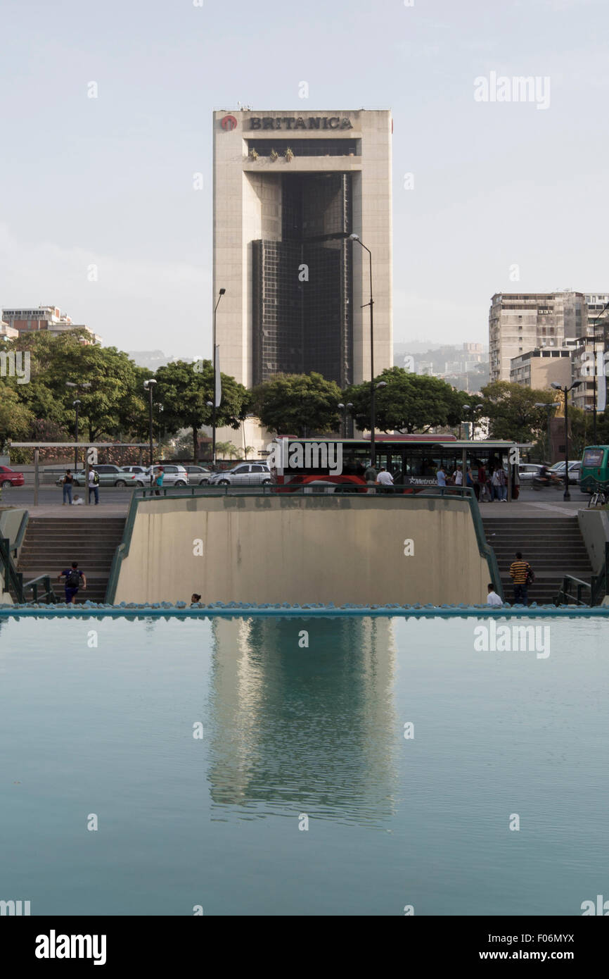 Torre Britanica mit Reflexion in einem kleinen Wasser Becken Plaza de Francia, rundum Leben auf der Straße. Venezuela-2015. Stockfoto