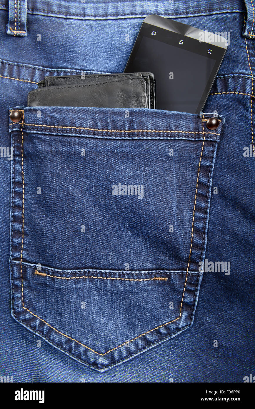 Blaue Jeans mit Geldbörse und Smartphone in der Tasche Stockfoto