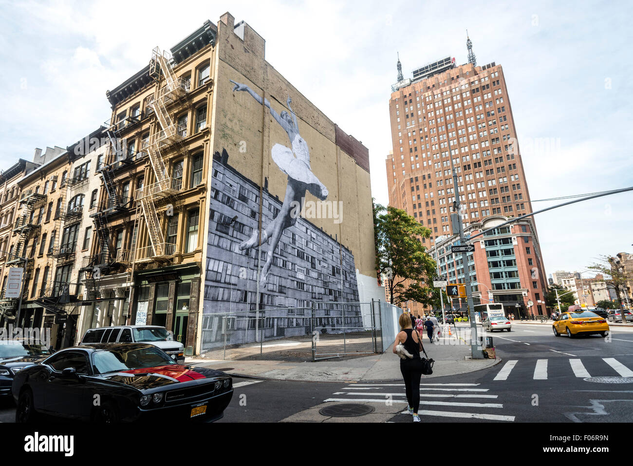 New York, NY - 8. August 2015 - Wandgemälde von Streetart-Künstler JR ziert die Seite eine TriBeCa Loft-Gebäude im unteren Manhattan © Stacy Walsh Rosenstock/Alamy Stockfoto