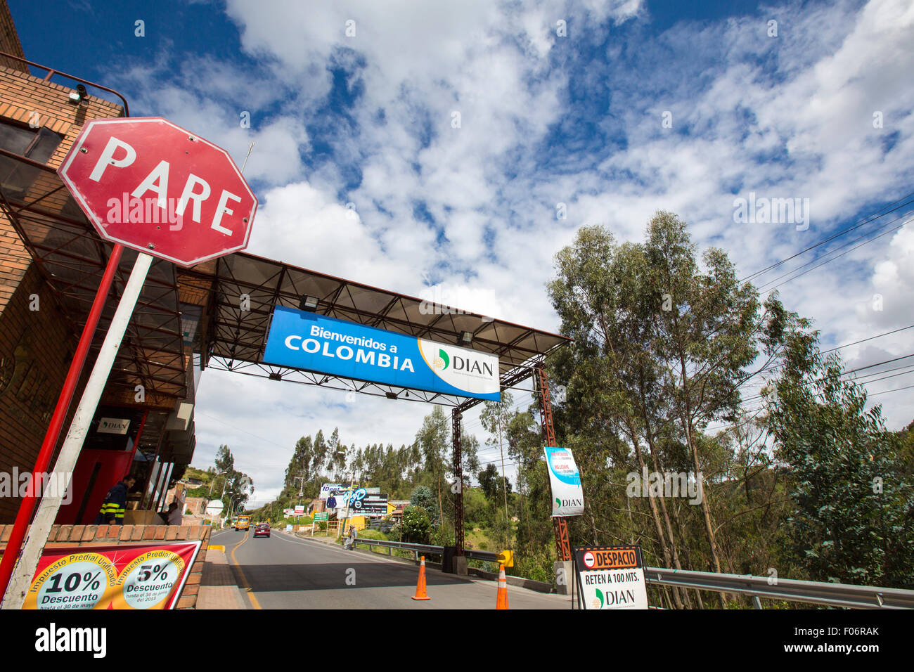 Straße Grenze zwischen Ecuador und Kolumbien mit Zeichen Straße zu stoppen. Kolumbien-2015 Stockfoto