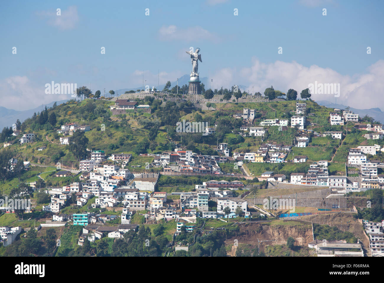 Große Panorama der Hauptstadt Quito im Laufe des Tages mit den Panecillo und alten kolonialen Teil der Stadt. Stockfoto