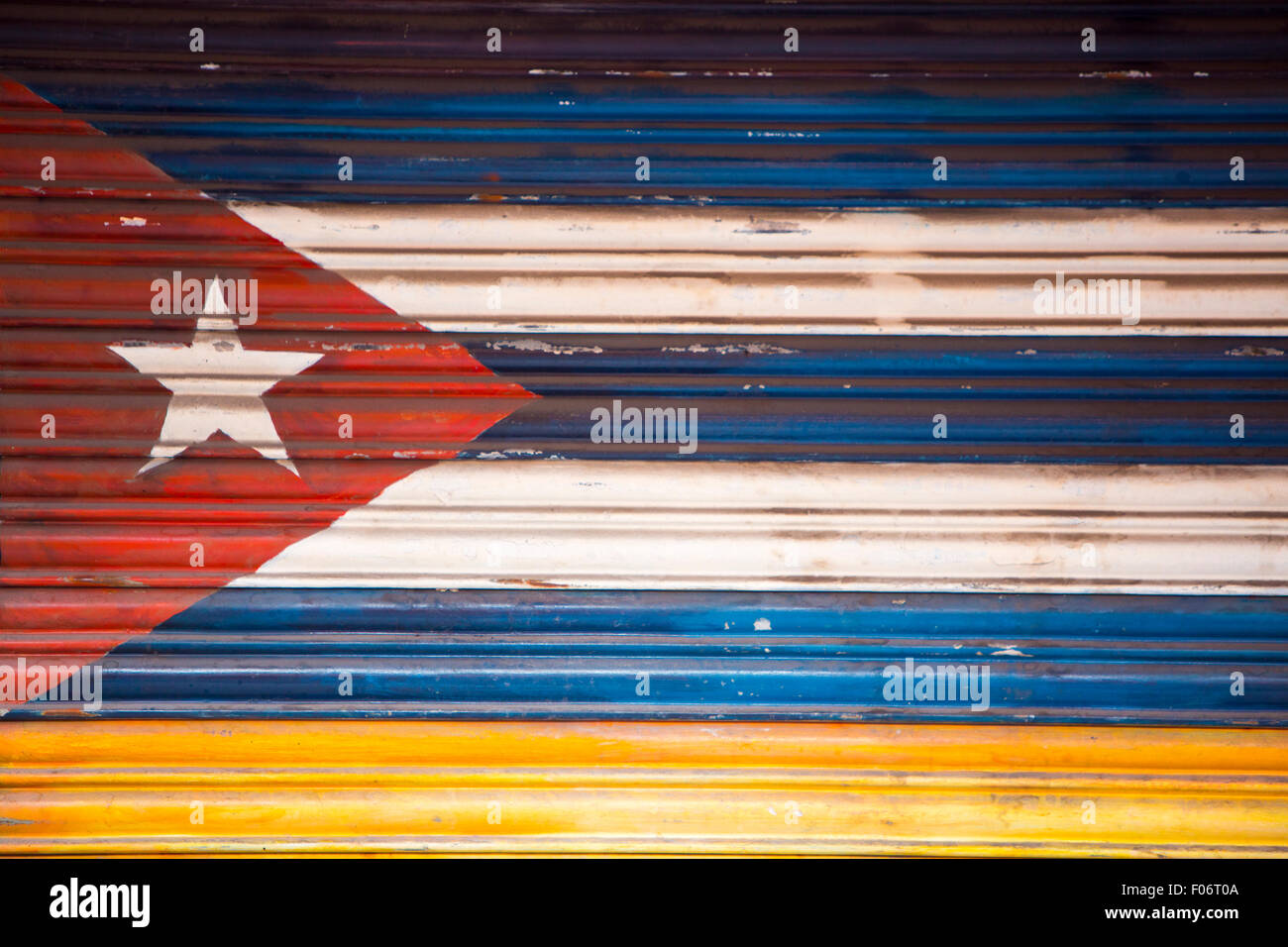 Urbaner Kunst, Graffiti der kubanischen Flagge gemalt an einer Tür in Banos, Abenteuer-Hauptstadt von Baños, Ecuador. Stockfoto