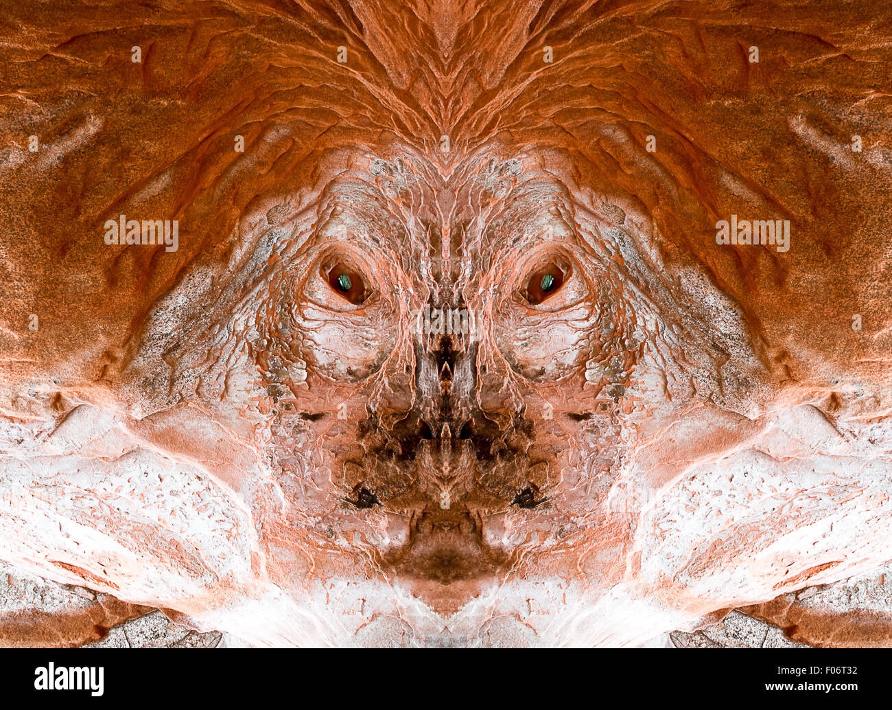 Alien Gesicht an der Wand aus Sandstein. Stockfoto