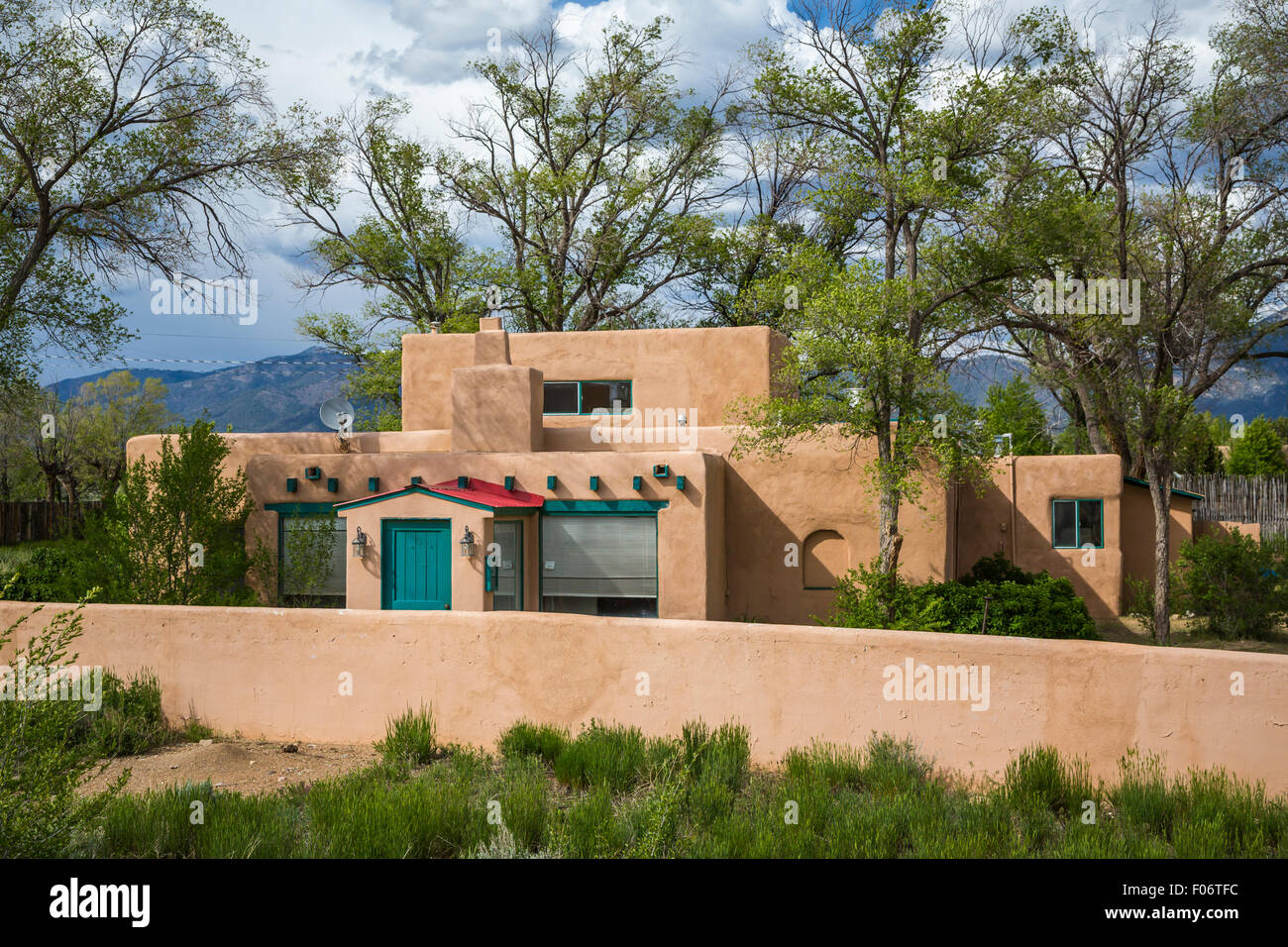 Ein Adobe-Arthaus in der Nähe von Taos, New Mexico, USA. Stockfoto