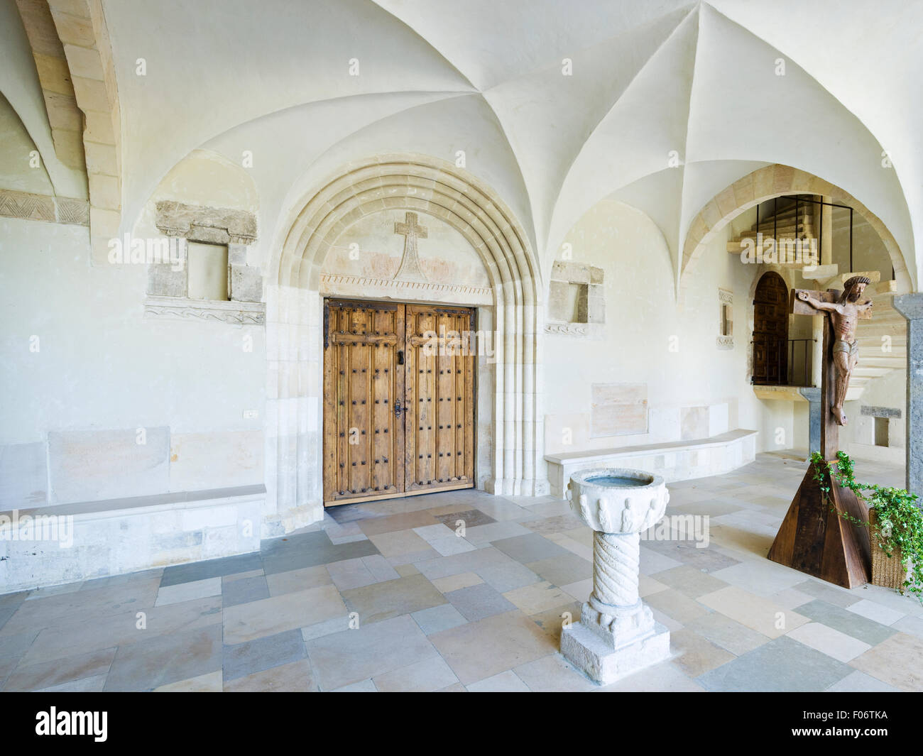 Eingang der Kirche am Kloster von NotreDame de SaintRemy (Rochefort Stockfotografie Alamy