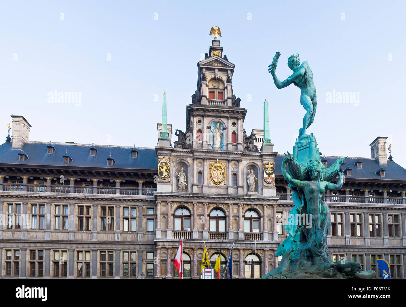 Rathaus von Antwerpen und Brabo-Brunnen. Skulptur von Jef Lambeaux 1887 Stockfoto