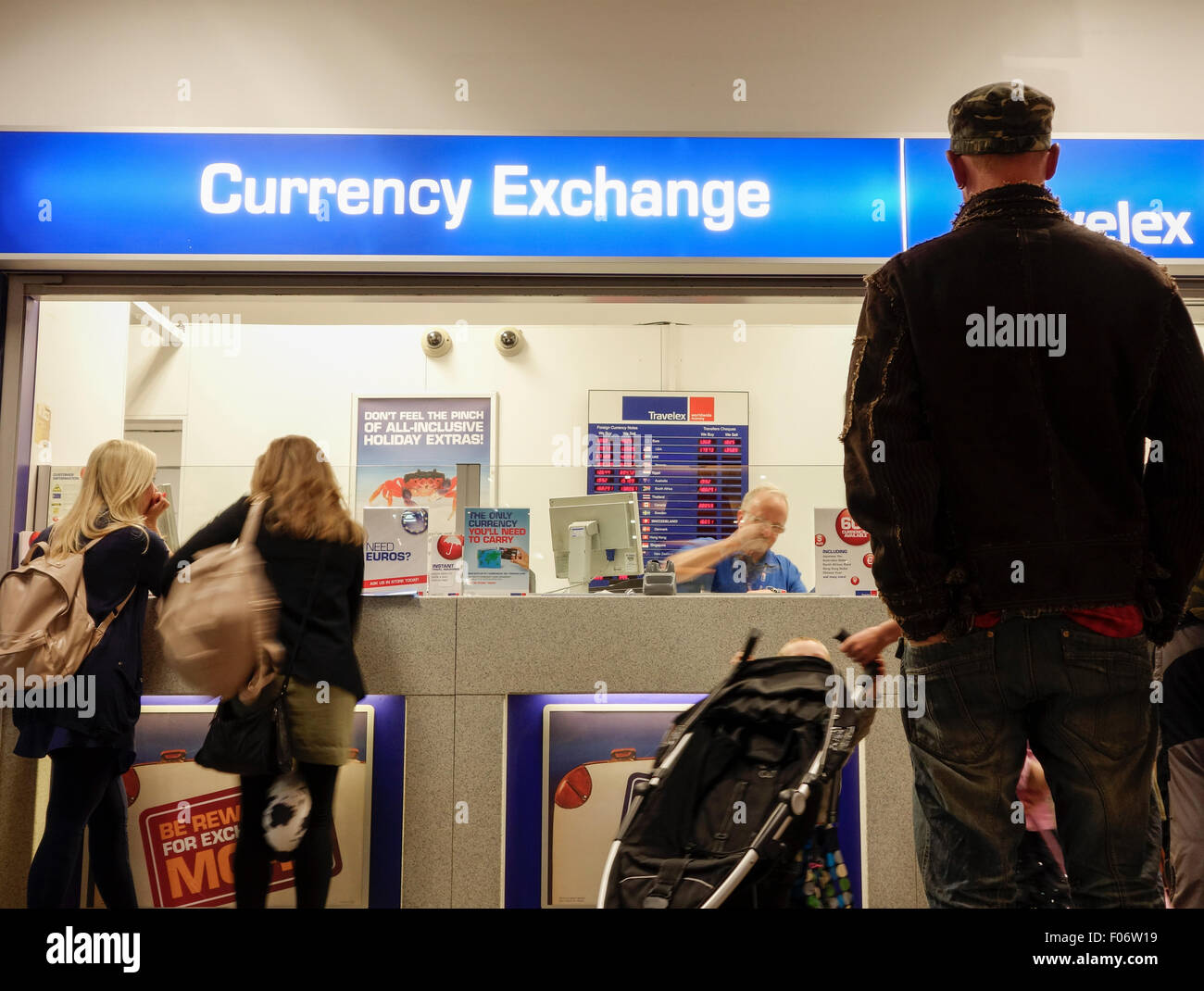 Menschen bei Wechselstube Travelex in UK Flughafen-terminal Stockfoto