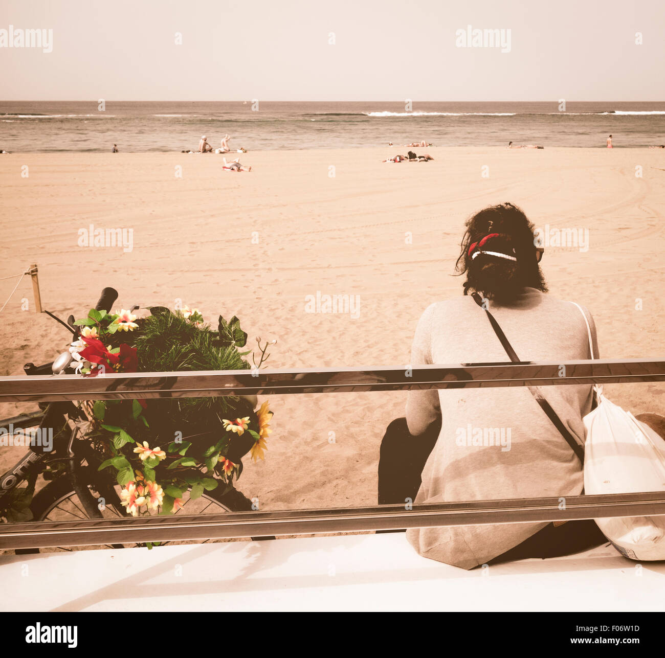 Mann mit Dreadlocks, sitzen auf der Bank neben seinem Fahrrad dekoriert mit Blumen vor Korb. Instagram getönten Bild Stockfoto