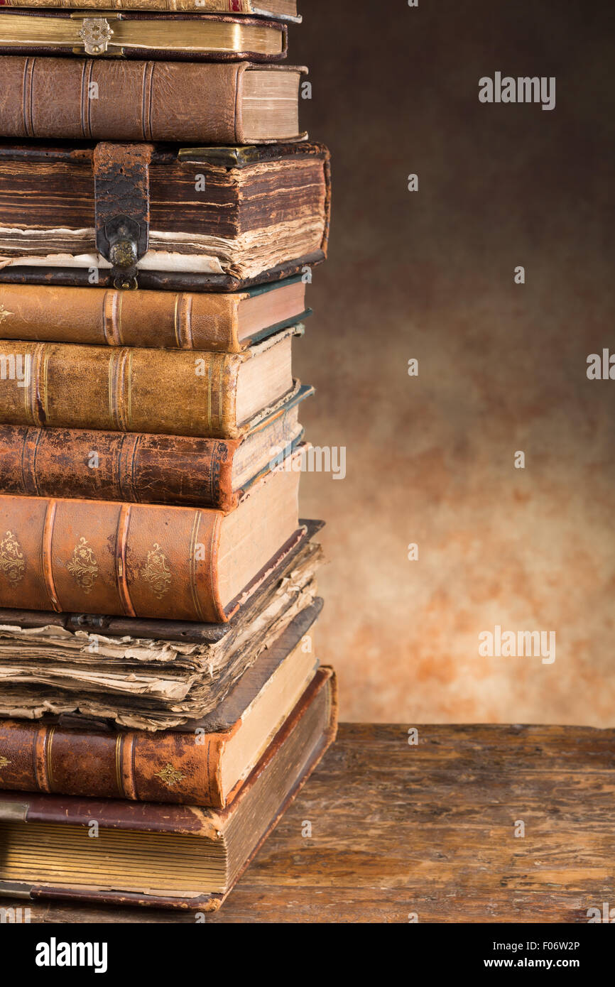 Antike sehr alte Bücher verlassen textfreiraum gestapelt Stockfoto
