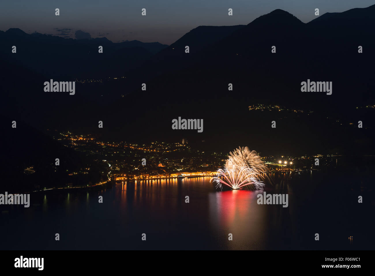 Feuerwerk an der Seepromenade von Cannobio an einem schönen Sommerabend - Lombardei, Italien Stockfoto