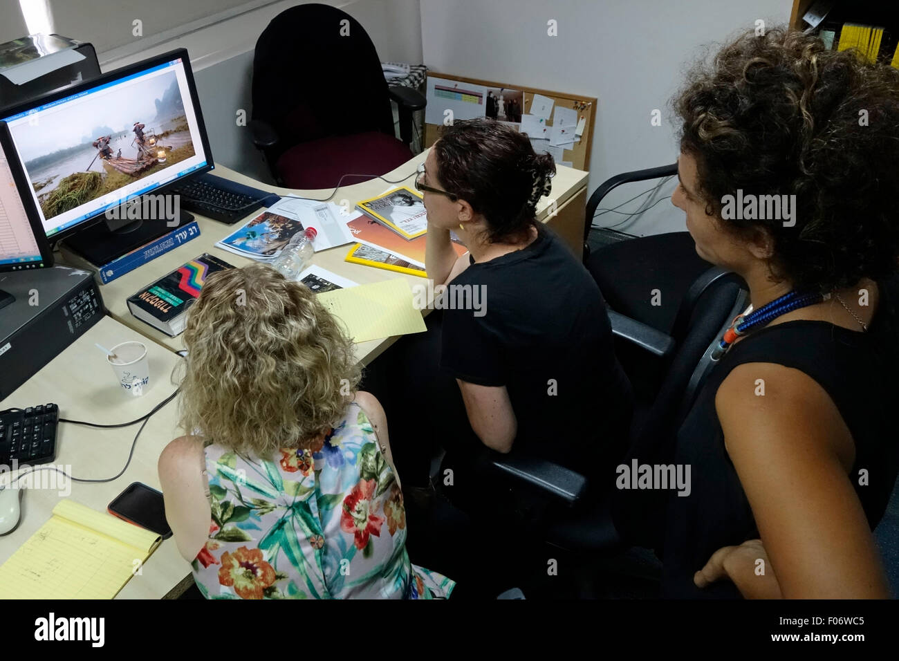 Das Redaktionsteam der Ausgabe des National Geographic Magazine Israel bei der Arbeit. Tel Aviv Israel Stockfoto Das Redaktionsteam der Ausgabe des National Geographic Magazine Israel bei der Arbeit. Tel Aviv Israel Stockfoto