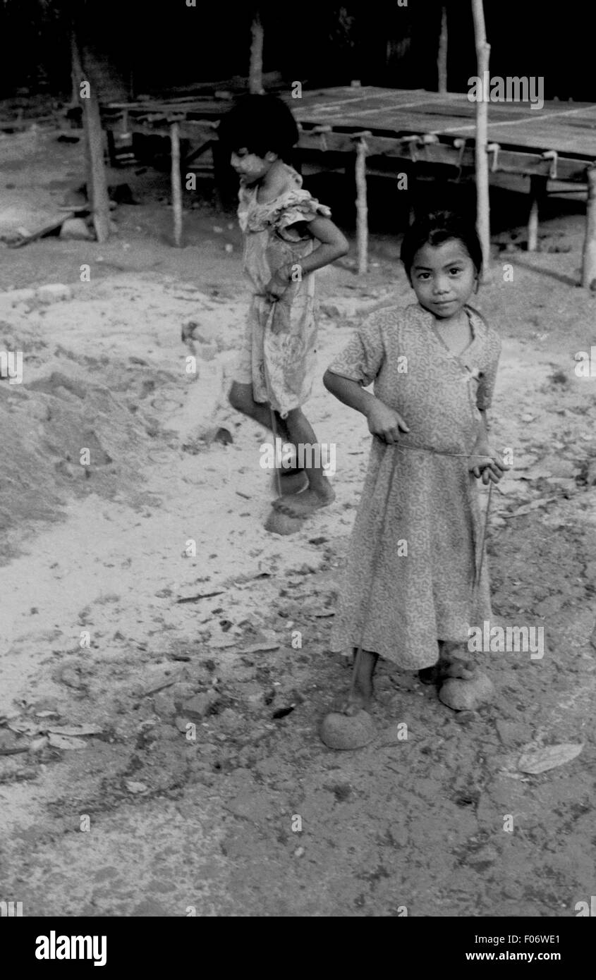 Kinder spielen auf Kokosnuss zu Fuß Spielzeug Myanmar Brian Mcguire Stockfoto