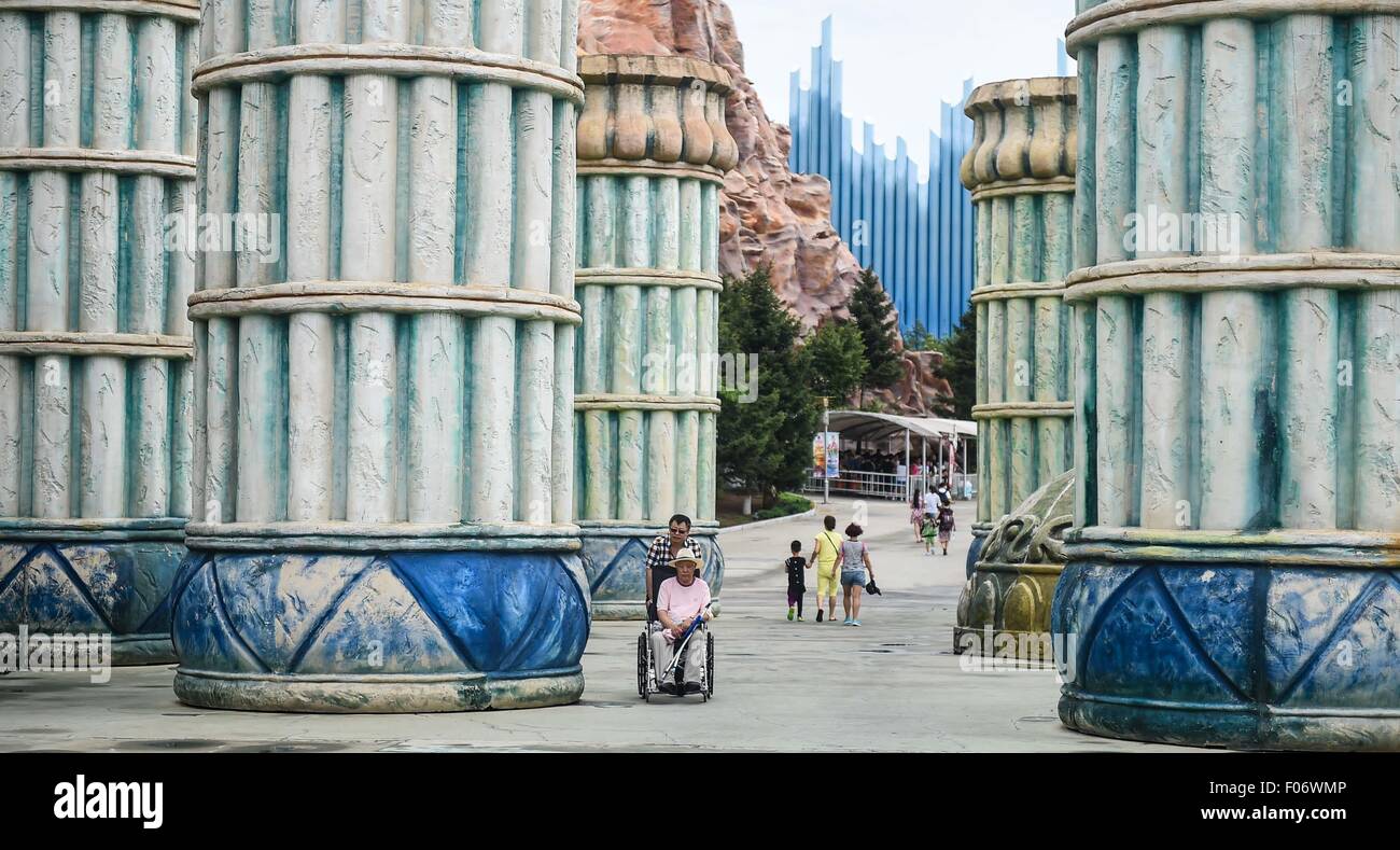 Peking, China Jilin Provinz. 6. August 2015. Touristen besuchen die Filmstadt Jahrhundert in Changchun, Hauptstadt des nordöstlichen Chinas Provinz Jilin, 6. August 2015. Mehr als 8 Millionen nationale und internationale Touristen haben diesen Film Themenpark, China besucht zuerst, da es vor 10 Jahren eröffnet wurde. © Wang Haofei/Xinhua/Alamy Live-Nachrichten Stockfoto