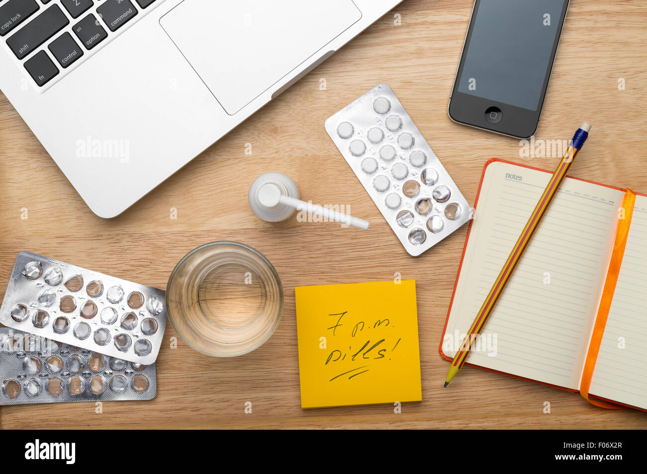 Laptop, Handy und Pillen und Glas Wasser Stockfoto