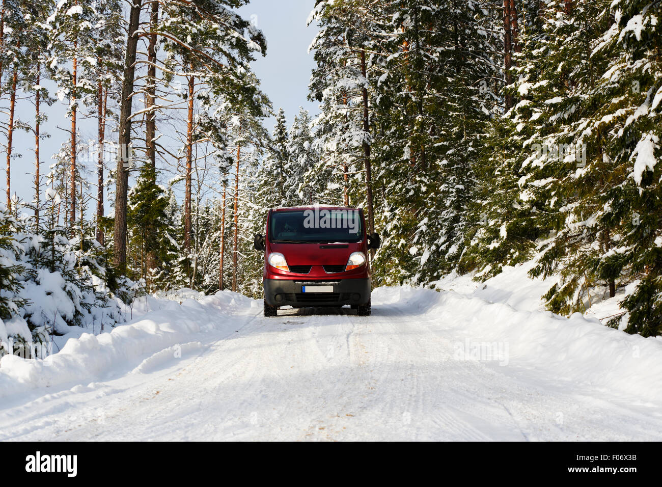 4 x 4 Auto fahren auf einer verschneiten Landstraße, Straßenglätte Stockfoto