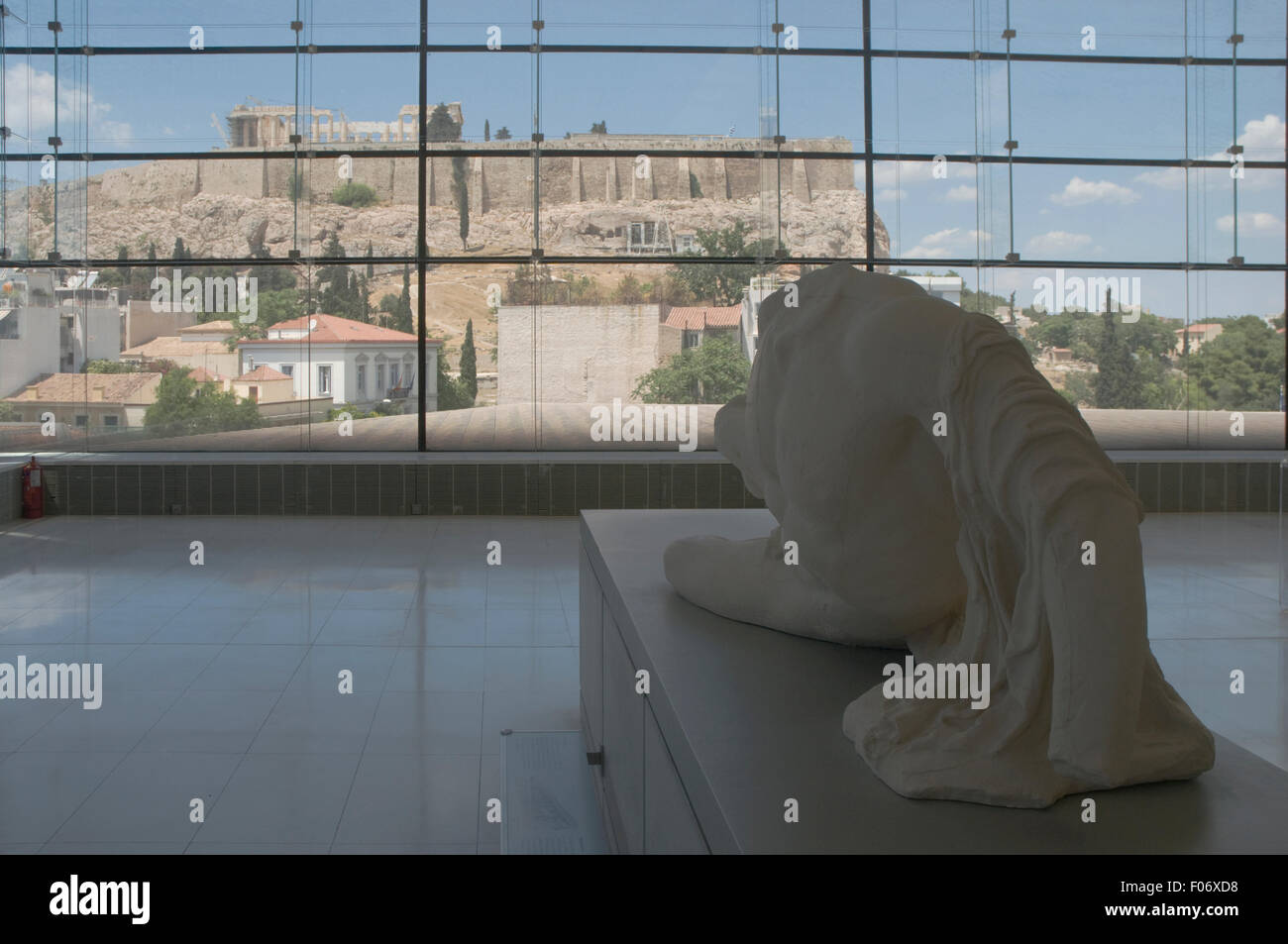Europa, Griechenland, Athen, Akropolis-Museum, Artikel auf dem Display mit der Akropolis gesehen durch das Fenster hinter Stockfoto