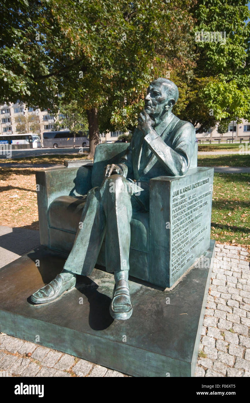 Europa, Polen, Warschau, Statue von Jan Karski (Kozielewski), WWII Widerstandskämpfer und späteren Professor der Universität USA Stockfoto