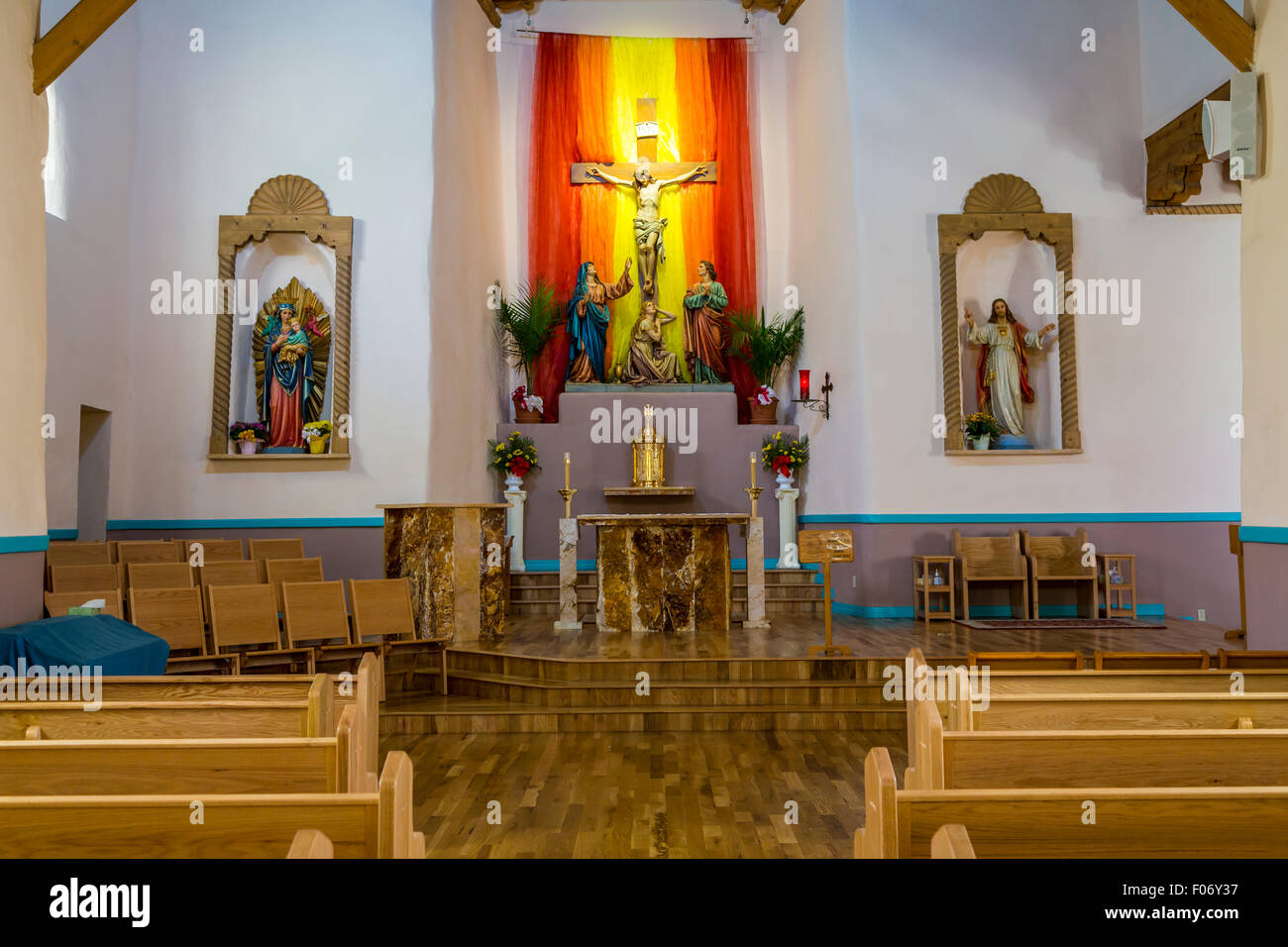 Das alte San Miguel Mission Kirche inneren Heiligtum in Socorro, New Mexico, USA. Stockfoto