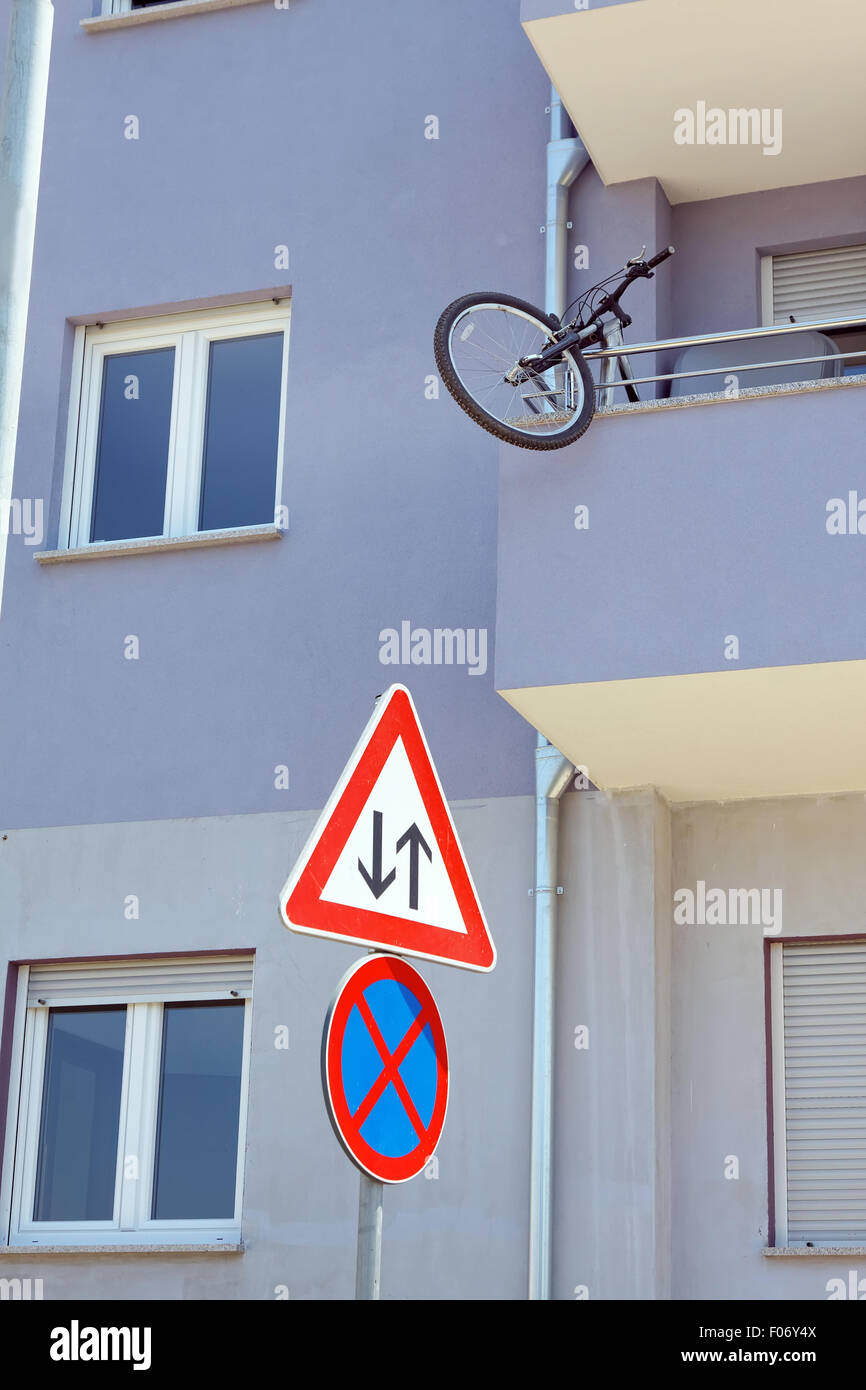 Fahrrad-Rad hängen, Balkon Stockfoto
