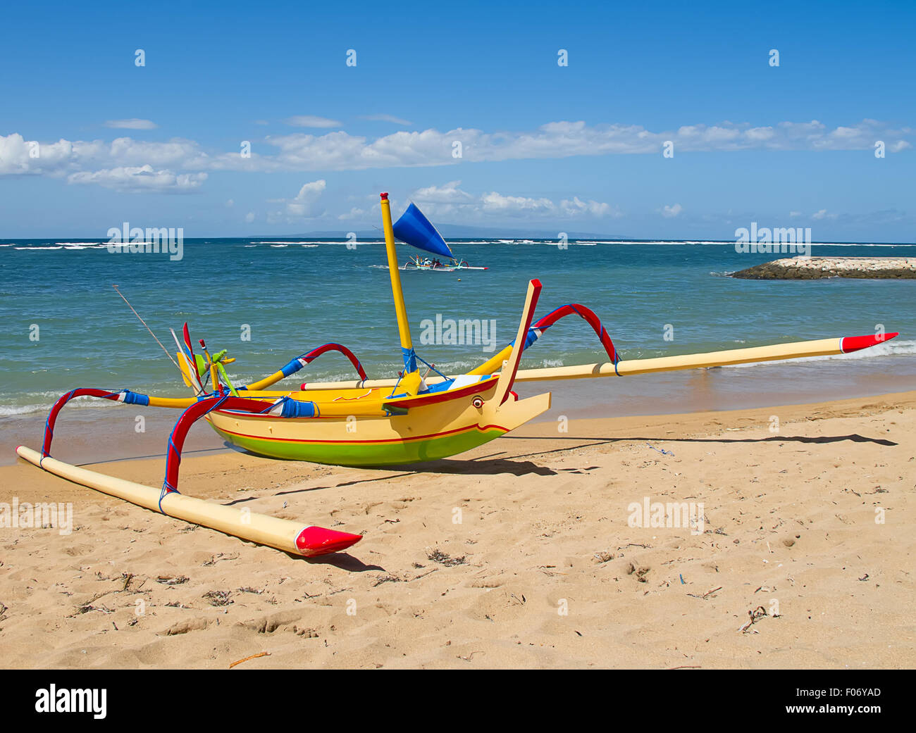 Traditionelle balinesische "Libelle" Boot am Strand Stockfoto