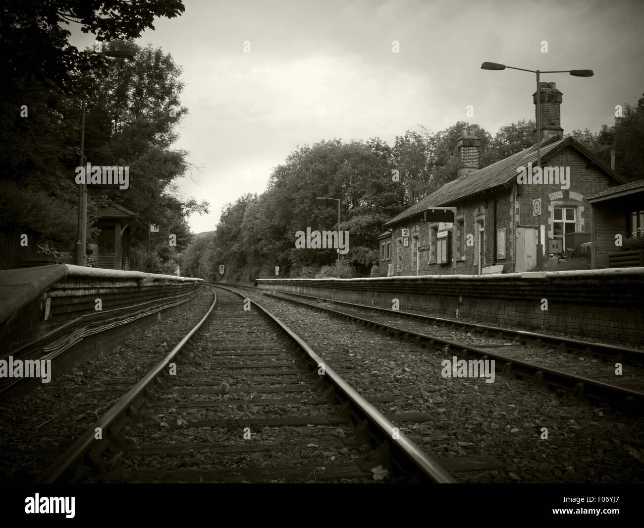 Sepia Schuss aus der Spur des Bahnhofs Llanwrtyd Wells, Powys, Mid Wales Stockfoto