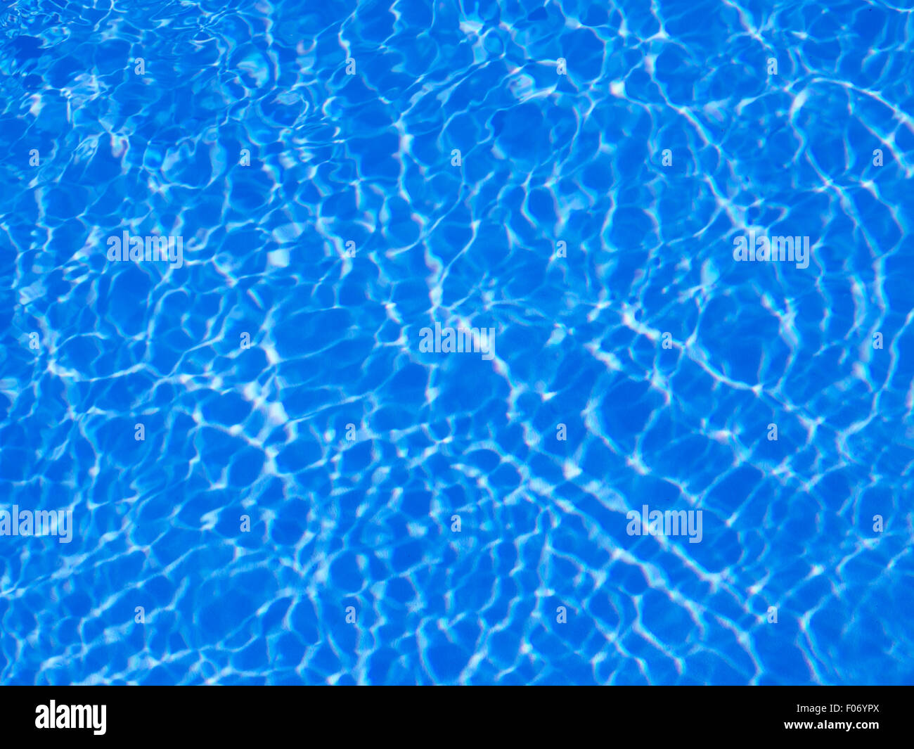 schöne klare Poolwasser reflektiert in der Sonne Stockfoto