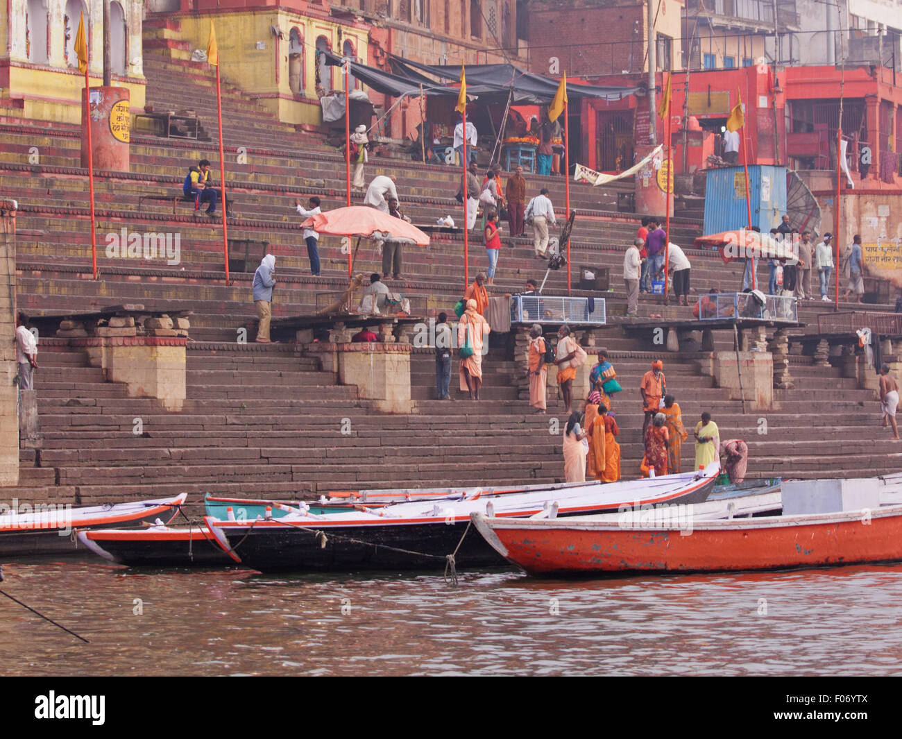 Hindu-Pilger Baden in den frühen Morgenstunden am Dasawamedh Ghat am Ufer des heiligen Flusses Ganges in Varanasi Stockfoto
