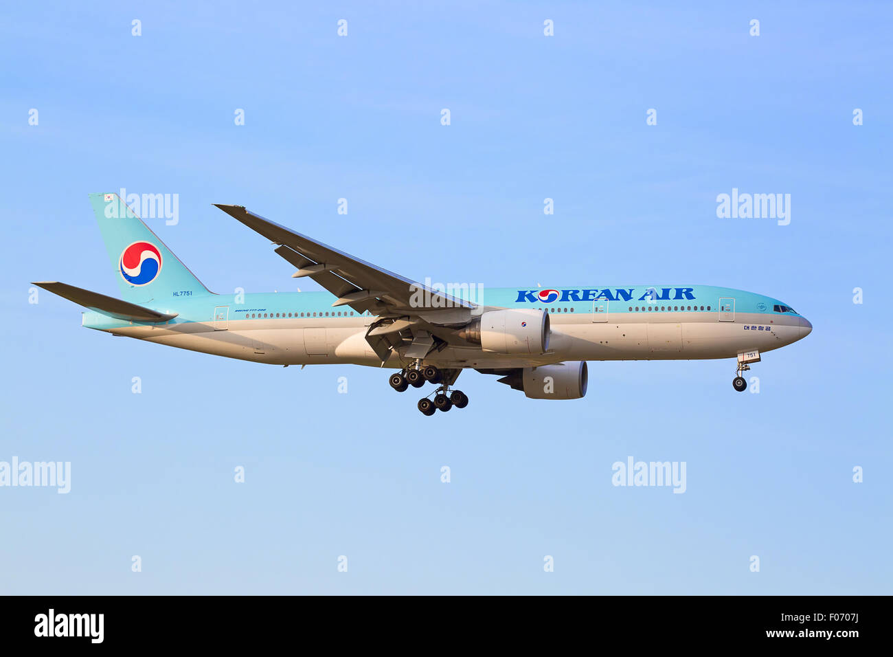 Zürich - 18.Juli: Boeing-777 Korean Air Landung in Zürich Flughafen nach Intercontonental Flug am 18. Juli 2015 in Zürich, Schweiz Stockfoto