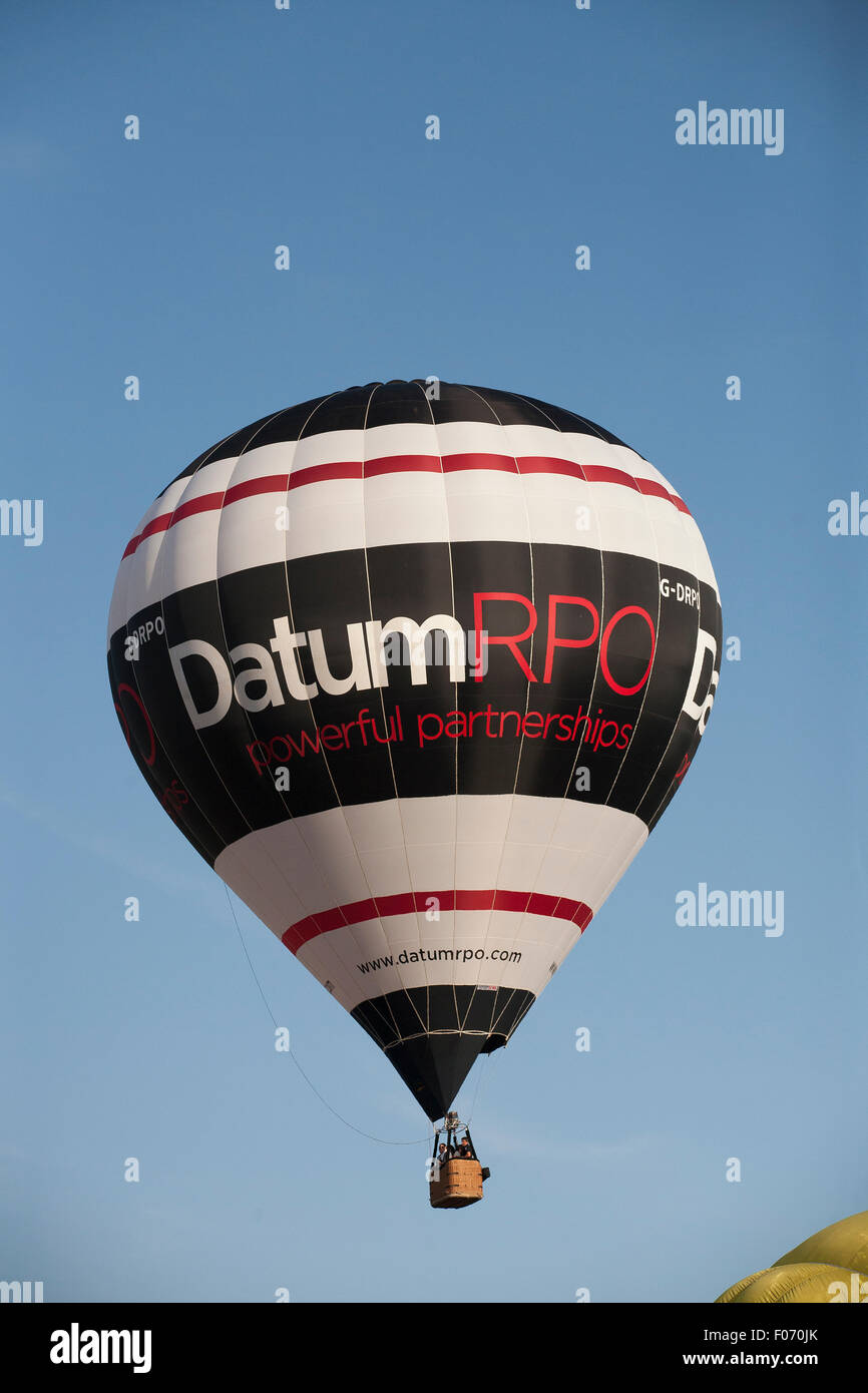 Bristol, Uk. 8. August 2015. Datum Pro Ballon Hebt An Der Bristol  International Balloon Fiesta 2015 Abend Masse Aufstieg. Bildnachweis: Keith  Larby/Alamy Live-Nachrichten Stockfotografie - Alamy