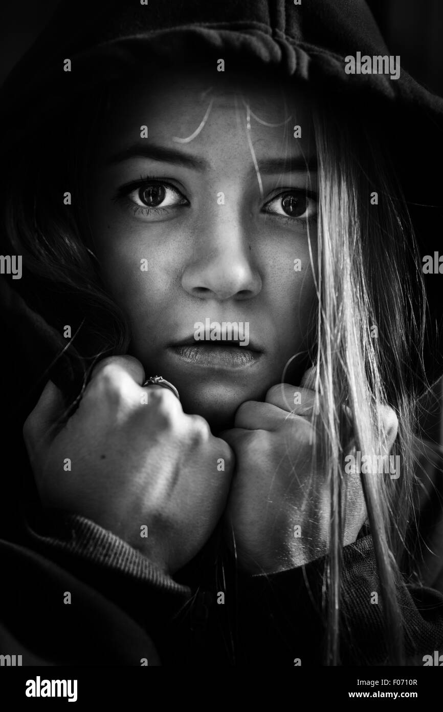 dramatische Porträt von Angst Mädchen im Dunkeln Stockfoto