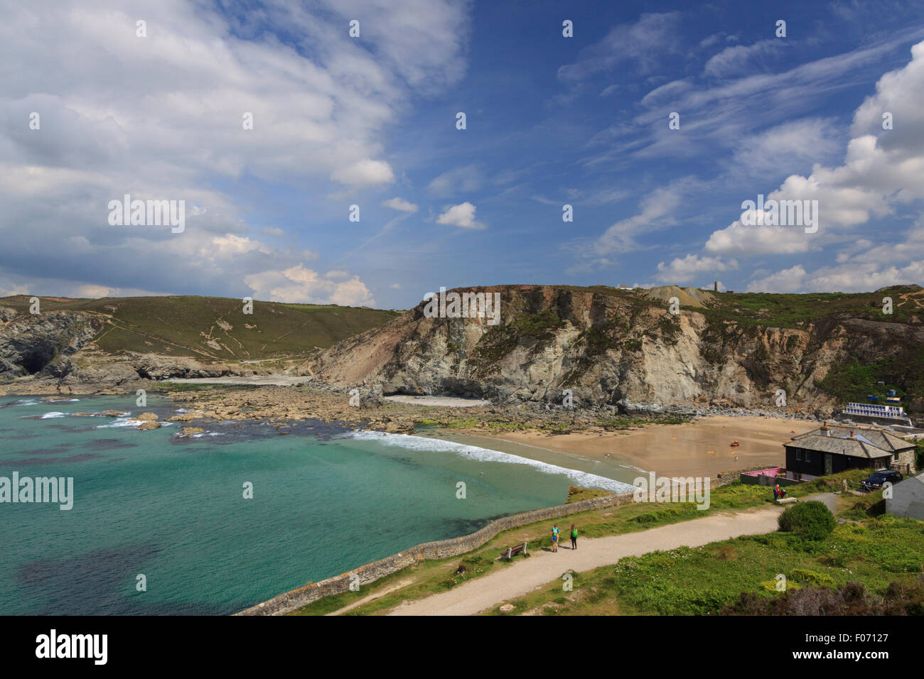 Mit Blick auf Trevaunance Cove von der South West Coast Path, in der Nähe von St. Agnes, Cornwall Stockfoto