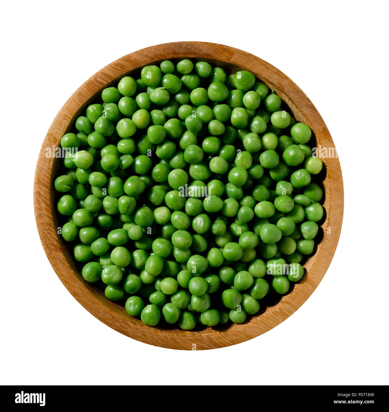 Garten-Erbsen in eine Schüssel geben Stockfoto