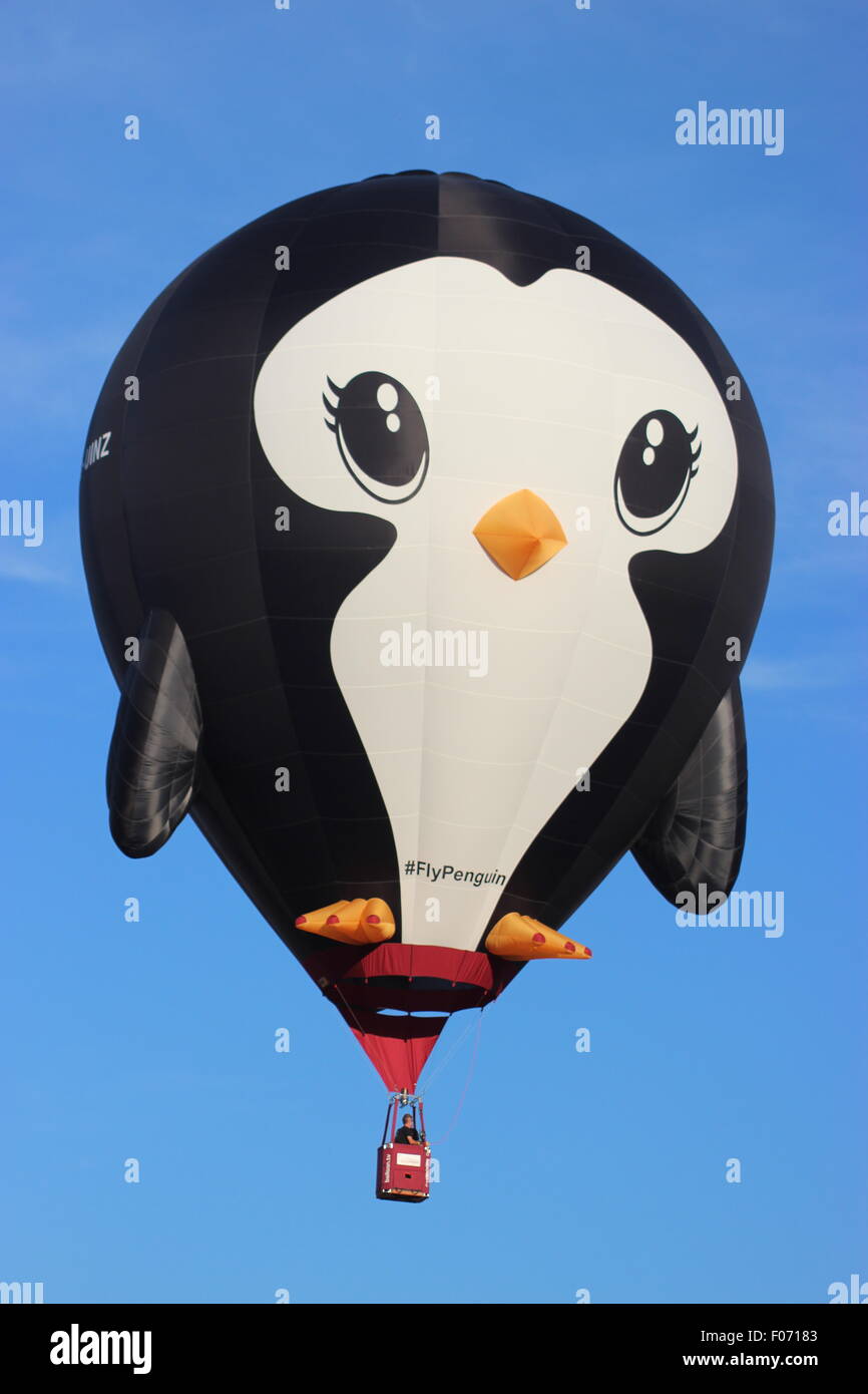 Pinguin-Ballon fliegen in Bristol International Balloon Fiesta Stockfoto