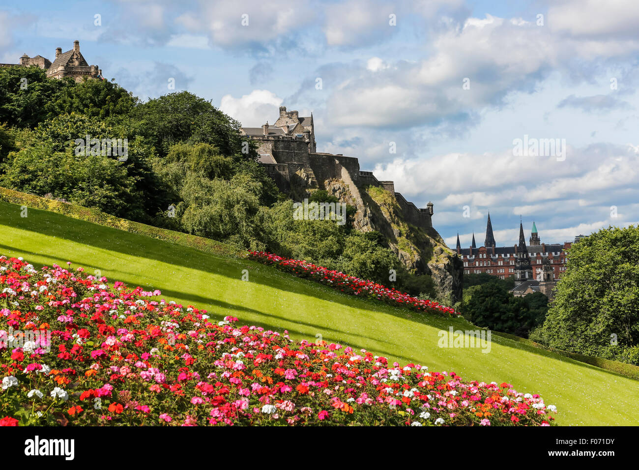 Edinburgh Castle angesehen von den Gärten auf The Mound, Edinburgh, Scotland, UK Stockfoto