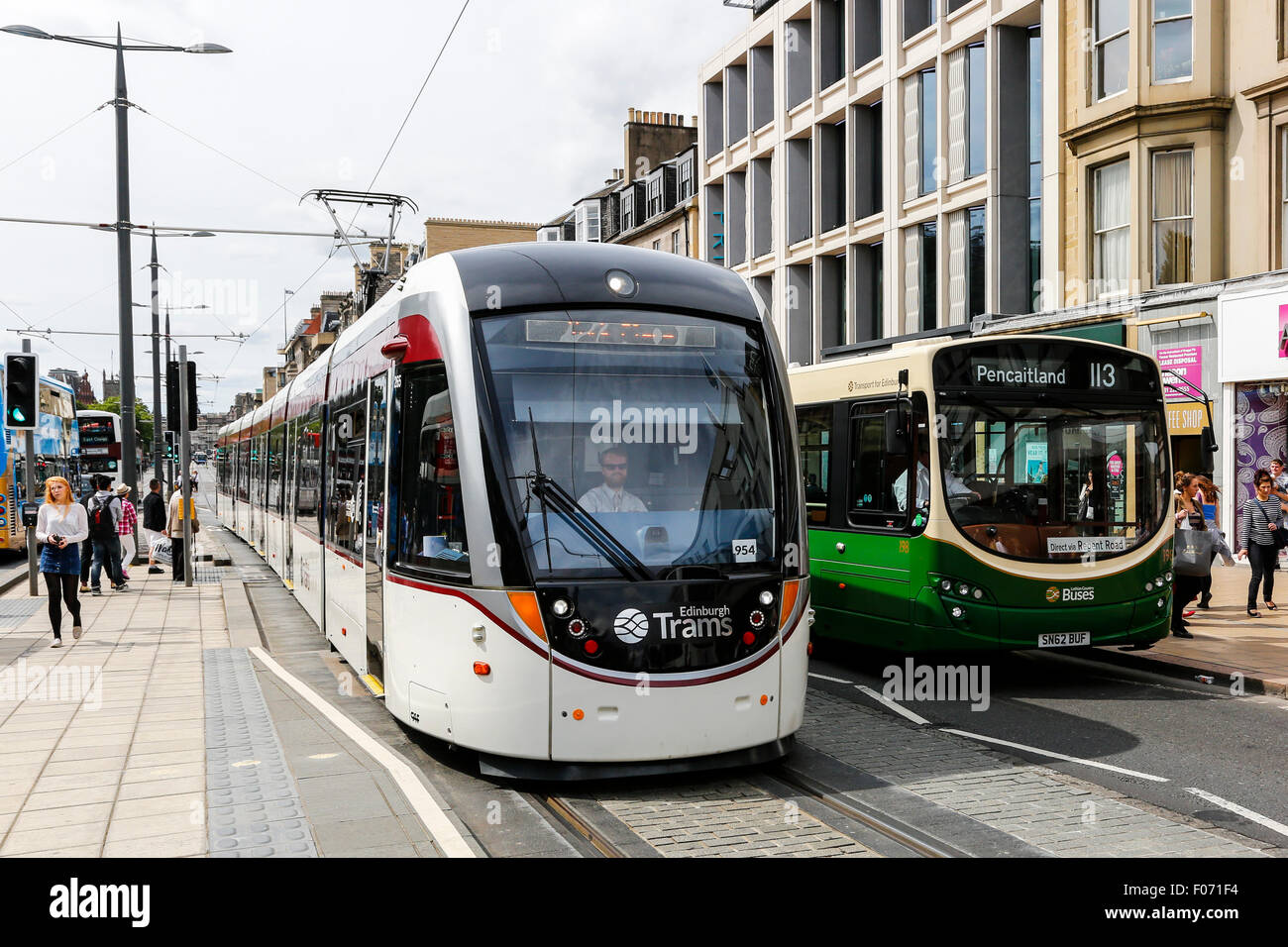 Edinburgh tram auf Princes Street, Edinburgh, Scotland, UK Stockfoto