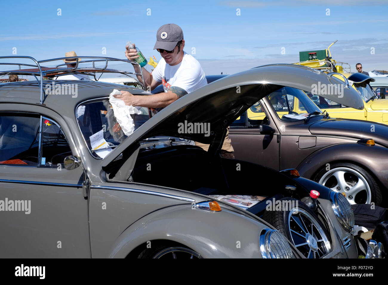 Mann seinen VW Käfer am Vw Auto Polieren auf Southsea common England uk 2015 anzeigen Stockfoto