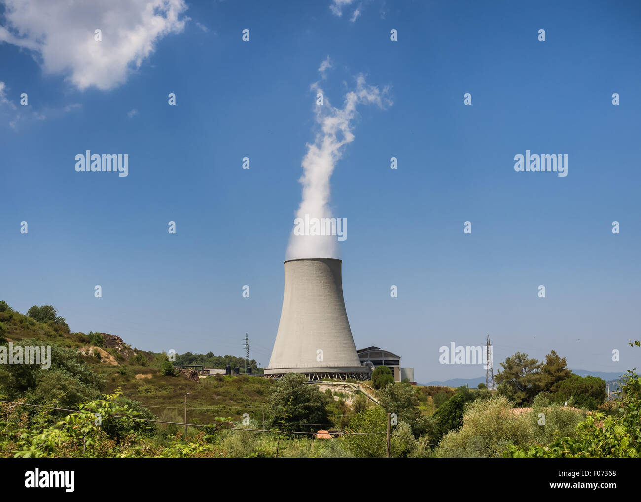 Geothermie-Kraftwerk in Sasso Pisano, Toskana - Italien Stockfoto