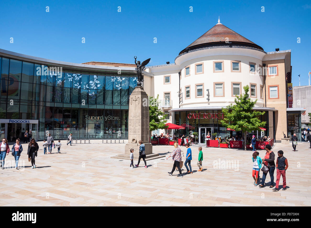 Restaurant Café Rouge und Kriegerdenkmal, Woking Altstädter Ring, Woking, Surrey, England, Vereinigtes Königreich Stockfoto