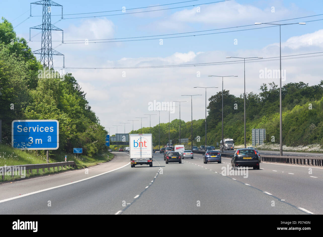 M40 Autobahn bei Ausfahrt 1, Buckinghamshire, England, Vereinigtes Königreich Stockfoto