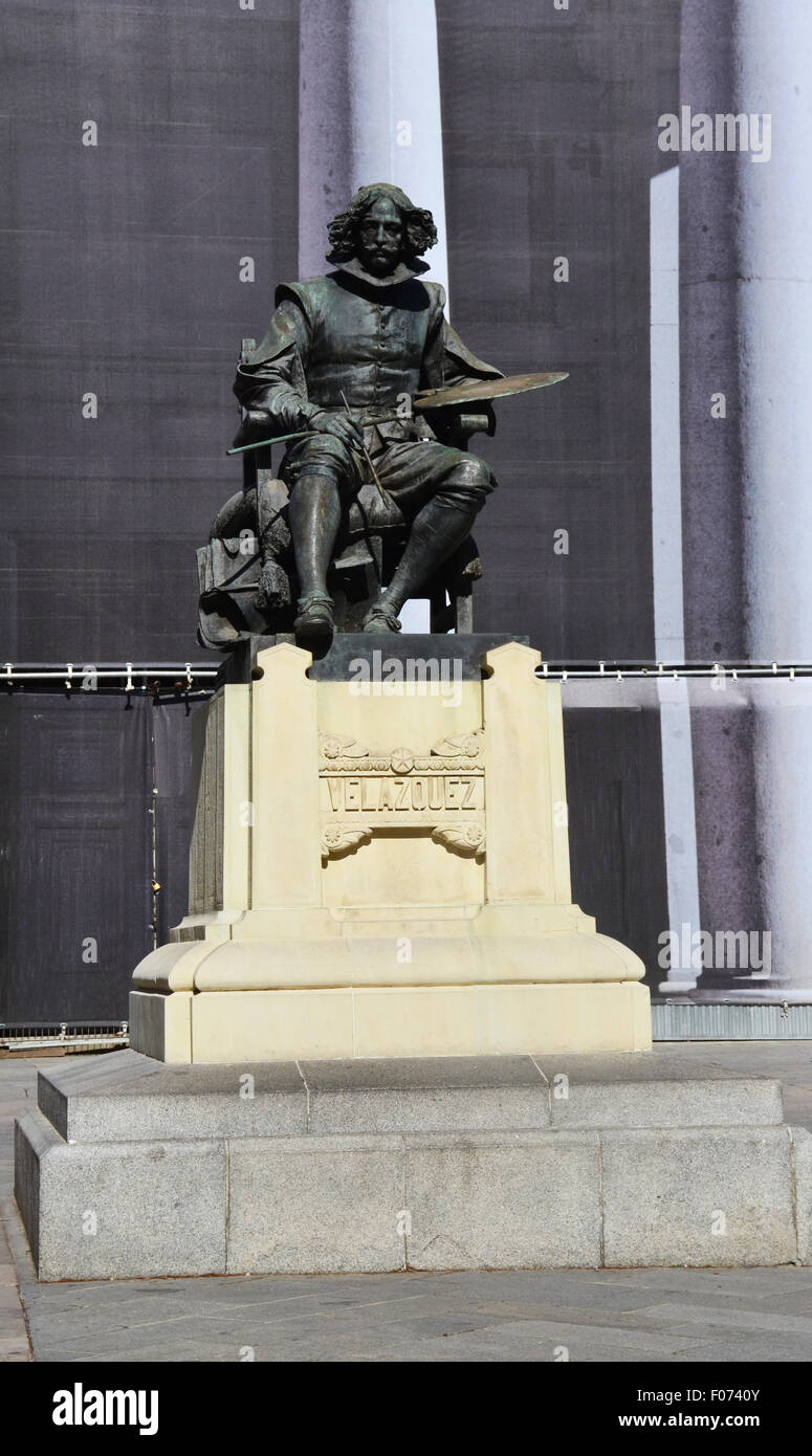 Madrid, Spanien - 4. August 2015: Bronzestatue von Velázquez vor dem Haupttor des Prado-Museums Stockfoto