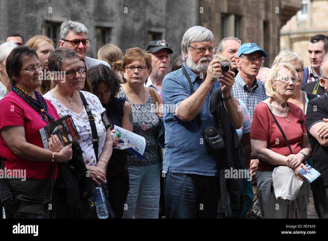 Audienz in Edinburgh sehen ein Straßenkünstler. Stockfoto