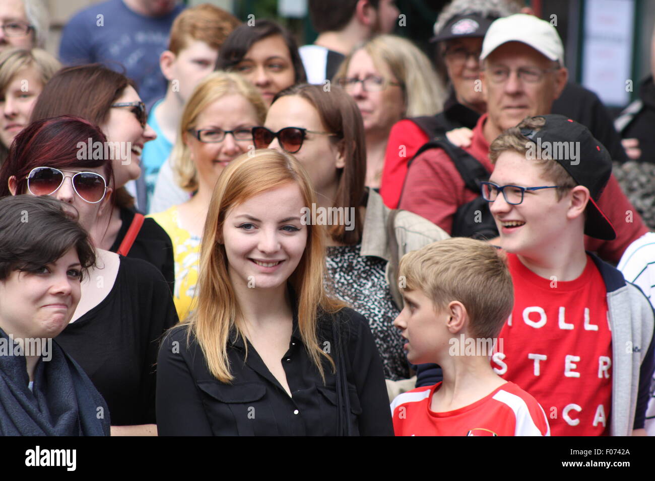 Eine Menschenmenge in Edinburgh sehen ein Straßenkünstler. Stockfoto