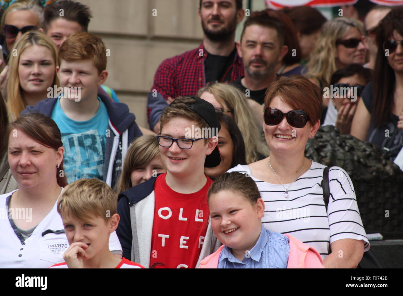 Eine Menschenmenge in Edinburgh sehen ein Straßenkünstler. Stockfoto