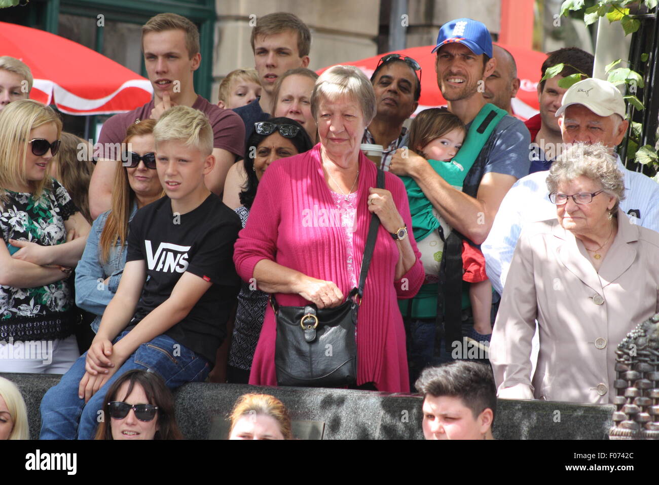 Eine Menschenmenge in Edinburgh sehen ein Straßenkünstler. Stockfoto